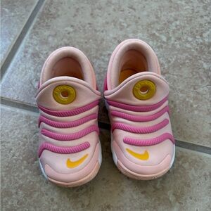 Nike Dynamo 2 Easyon size 5C Toddler (fit 4.5)